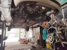 Tháo bổ máy trung tu xe
